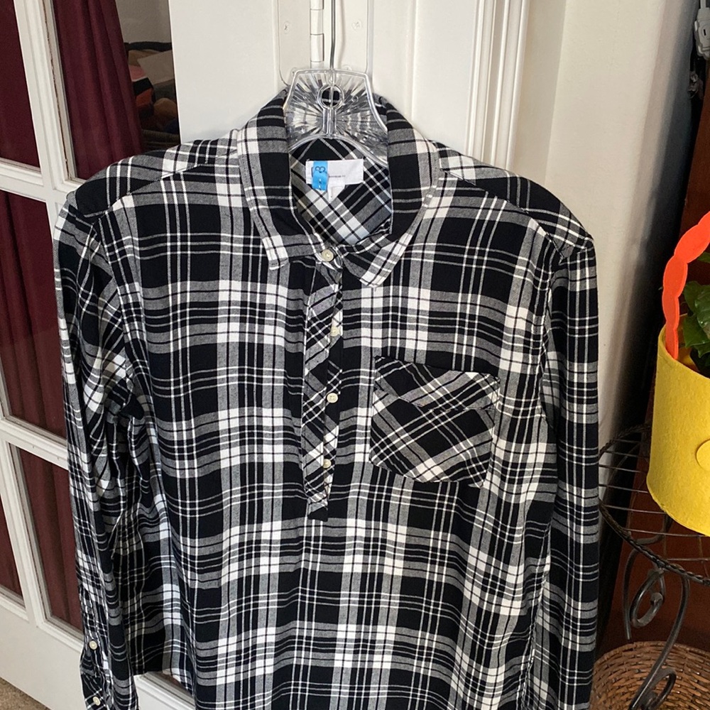GAP Small Black & White Plaid Long Sleeve Shirt